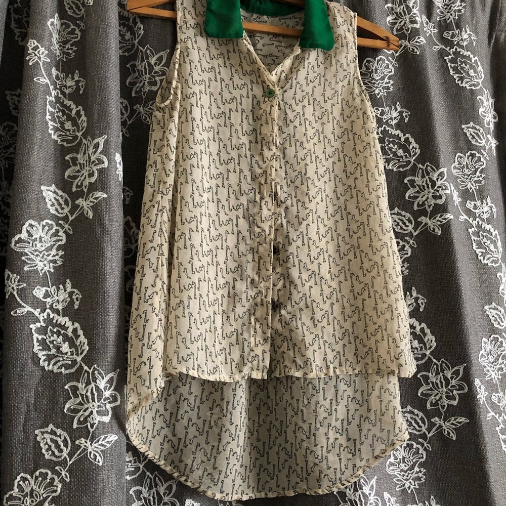 🦋$5/$25 High low sheer tank with giraffes